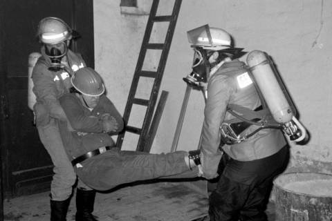 ARH Slg. Weber 02-097/0010, Übung der Feuerwehr mit der Rettung einer bewusstlosen Person aus einem Bauernhof, zwischen 1980/1990
