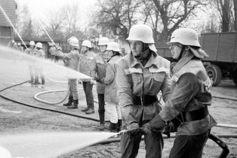 ARH Slg. Weber 02-097/0011, Löschübung der Feuerwehr auf einem Bauernhof, zwischen 1980/1990