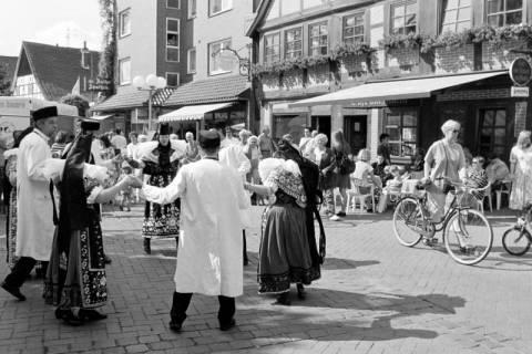 ARH Slg. Weber 02-097/0013, Personen in Trachten tanzen auf einem Marktplatz, zwischen 1980/1990