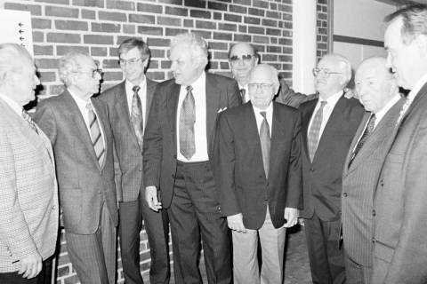 ARH Slg. Weber 02-098/0007, Gruppenfoto mit Mitarbeitern der Stadt bei der Verabschiedung von Nasemann in den Ruhestand, Gehrden, 1996
