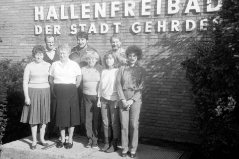 ARH Slg. Weber 02-099/0005, Gruppenfoto mit den Bademeistern und den Kassenmitarbeiterinnen vor dem Hallenfreibad der Stadt Gehrden, zwischen 1980/1990