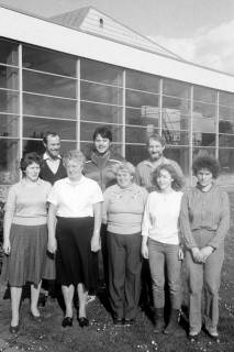 ARH Slg. Weber 02-099/0006, Gruppenfoto mit den Bademeistern und den Kassenmitarbeiterinnen vor dem Hallenfreibad der Stadt Gehrden, zwischen 1980/1990