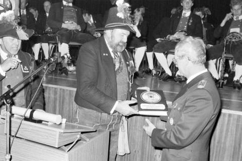 ARH Slg. Weber 02-099/0009, Ein Mitglied der Tiroler Schützen überreicht einem Mitglied der Feuerwehr ein Tiroler Schützenbuch, zwischen 1980/1990