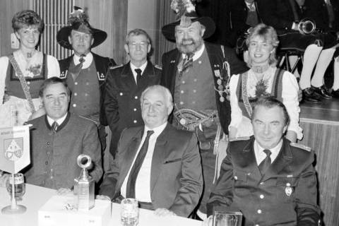 ARH Slg. Weber 02-099/0010, Gruppenfoto mit Mitgliedern der Tiroler Schützen, der Feuerwehr und Gehrdens Bürgermeister Helmut Oberheide (Mitte), zwischen 1980/1990