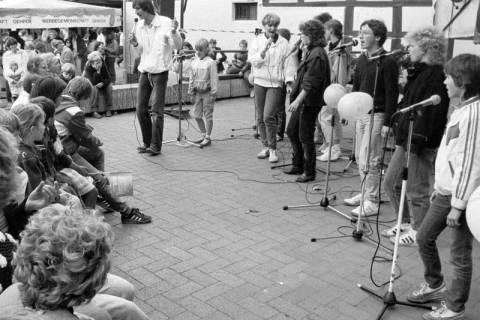 ARH Slg. Weber 02-100/0010, Auftritt der Kindergesangsgruppe "Das fröhliche Dutzend" bei einem Stadtfest auf dem Marktplatz, Gehrden, zwischen 1980/1990