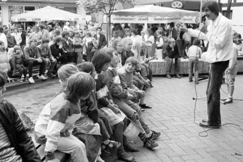 ARH Slg. Weber 02-100/0011, Auftritt der Kindergesangsgruppe "Das fröhliche Dutzend" bei einem Stadtfest auf dem Marktplatz, Gehrden, zwischen 1980/1990
