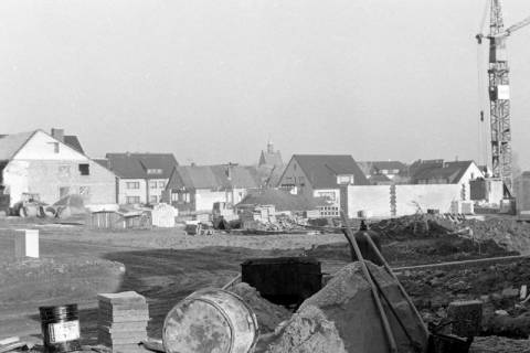 ARH Slg. Weber 02-100/0017, Blick über eine Baustelle auf Gehrden, zwischen 1980/1990