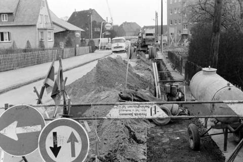 ARH Slg. Weber 02-101/0009, Verlegung von Rohren an der Hornstraße, im Hintergrund das Ford-Autohaus von Gerhard Schlenkermann mit einer Tankstelle, Gehrden, zwischen 1970/1980