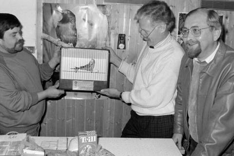 ARH Slg. Weber 02-101/0018, Erster Vorsitzender Günter Oppenborn (Mitte) mit weiteren Mitgliedern des Vogelliebhaber- und Vogelschutzverein Gehrden und Umgebung bei einer Ausstellung mit einem Wellensittich, zwischen 1980/1990