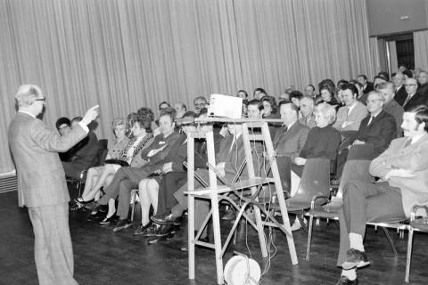 ARH Slg. Weber 02-101/0019, Ein Mann hält vor einem Publikum einen Vortrag, zwischen 1980/1990