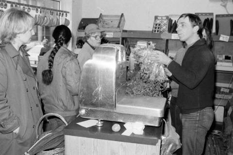ARH Slg. Weber 02-102/0009, Frauen kaufen in einem Dorfladen bei einem Mann Gemüse, zwischen 1980/1990