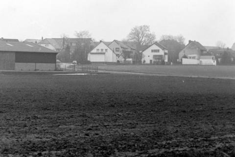 ARH Slg. Weber 02-102/0011, Blick über ein Feld auf eine Wohnsiedlung, zwischen 1980/1990