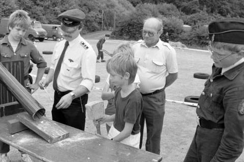 ARH Slg. Weber 02-102/0012, Kinder bei Spielen bei einem Fest der Feuerwehr, zwischen 1980/1990