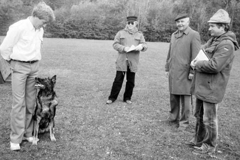 ARH Slg. Weber 02-102/0014, Mehrere Personen bei der Vorführung eines Hundes auf dem Übungsgelände des Polizeihundsportvereins Gehrden an der Westseite des Gehrdener Bergs, Gehrden, zwischen 1980/1990