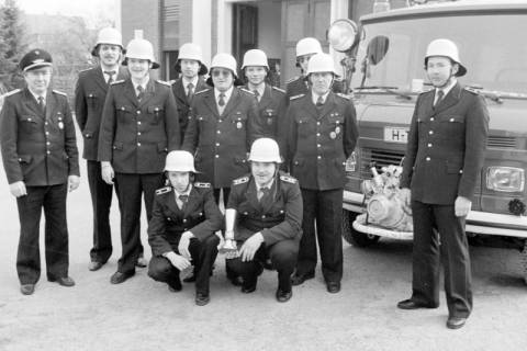 ARH Slg. Weber 02-102/0016, Gruppenfoto mit Mitgliedern der Feuerwehr, zwischen 1980/1990