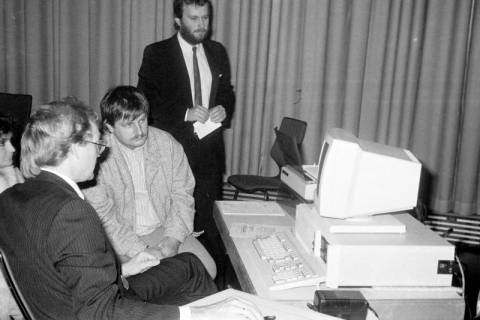 ARH Slg. Weber 02-103/0012, Vorführung an einem Computer mit Reiner Rath (stehend), zwischen 1980/1990