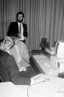 ARH Slg. Weber 02-103/0013, Vorführung an einem Computer mit Reiner Rath (stehend), zwischen 1980/1990