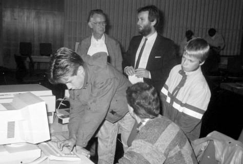 ARH Slg. Weber 02-103/0014, Vorführung an einem Computer mit Reiner Rath (im Anzug) und Kurt Rath (links daneben), zwischen 1980/1990
