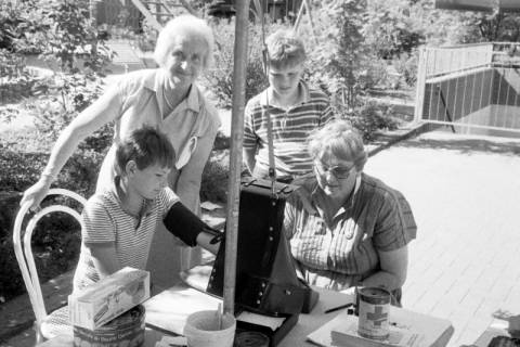 ARH Slg. Weber 02-103/0019, Mitglieder des DRK beim Blutdruckmessen am Info- und Kaffeestand während des Radrennens am Steintor, Gehrden, zwischen 1980/1990
