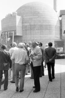 ARH Slg. Weber 02-104/0003, Besuchergruppe aus Gehrden (vorn: Hans-Wilhelm Holte) bei der Besichtigung des Atomkraftwerks in Grohnde, zwischen 1980/1990