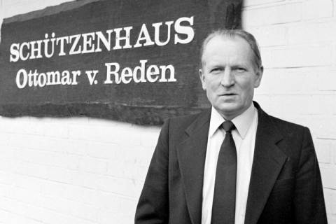 ARH Slg. Weber 02-105/0005, Geschäftsführer Günter Langner von der Schützengesellschaft Ottomar-Von-Reden vor dem Schützenhaus Ottomar v. Reden, Gehrden, zwischen 1980/1990