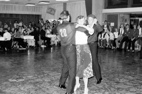 ARH Slg. Weber 02-105/0013, Tanzturnier mit Mitgliedern der Tanzsparte SG Ronnenberg 05, zwischen 1980/1990