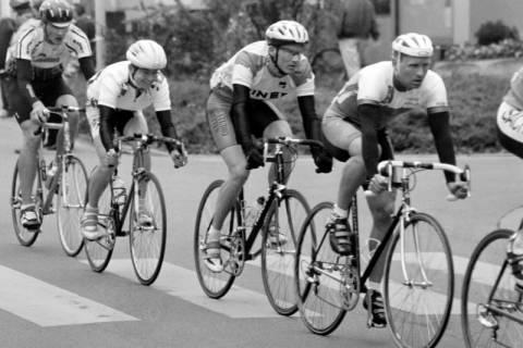 ARH Slg. Weber 02-106/0002, Rennradfahrer bei einem Radrennen, zwischen 1980/1990