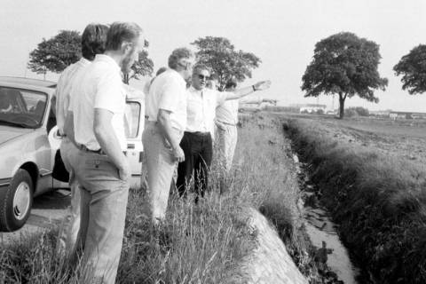 ARH Slg. Weber 02-106/0003, Eine Gruppe von Männern an einem Graben, zwischen 1980/1990