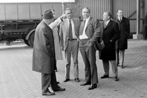 ARH Slg. Weber 02-106/0004, Eine Gruppe von Männern bei der Besichtigung eines Baubetriebs?, zwischen 1980/1990