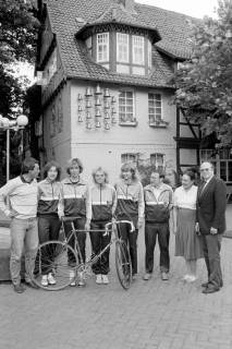 ARH Slg. Weber 02-106/0013, Gruppenfoto mit Mitgliedern einer Fahrradsportgruppe mit dem Gastwirtsehepaar Thea und Heinz Gröne (rechts) vor dem Ratskeller, Gehrden, zwischen 1980/1990