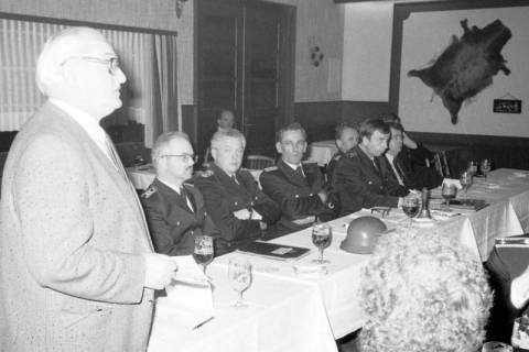 ARH Slg. Weber 02-106/0014, Gehrdens Bürgermeister Helmut Oberheide hält vor Mitgliedern der Feuerwehr eine Rede, zwischen 1980/1990