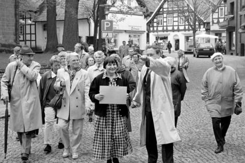 ARH Slg. Weber 02-106/0015, Bürgermeister Heinrich Berkefeld (rechts) und die Vorsitzende der Heimatbund-Ortsgruppe Gehrden Helga Görsmann (links daneben) bei einer Führung der Heimatbundfreunde im Rahmen der Jahresversammlung des Heimatbunds Niedersachsen, Gehrden, zwischen 1990/2000