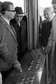 ARH Slg. Weber 02-107/0003, Mehrere Männer an einer Schaltkonsole, zwischen 1980/1990