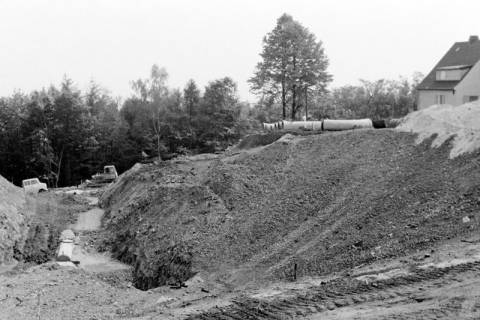 ARH Slg. Weber 02-107/0010, Aushebung einer Grube zur Verlegung von Kanalrohren, Gehrden, zwischen 1975/1980