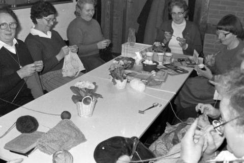 ARH Slg. Weber 02-107/0011, V.l. Marga Wegwerth, Thea Meier, Rita Wiets und Hulda Nixdorf an einem Tisch beim gemeinsamen Handarbeiten, zwischen 1980/1990