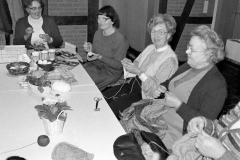 ARH Slg. Weber 02-107/0012, V.l. Hulda Nixdorf, Christa Kreye, Ruth Kociok und Anne Meier an einem Tisch beim gemeinsamen Handarbeiten, zwischen 1980/1990