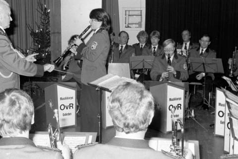 ARH Slg. Weber 02-107/0014, Auftritt des Musikkorps der Schützengesellschaft Ottomar-von-Reden auf einer Weihnachtsfeier, zwischen 1980/1990