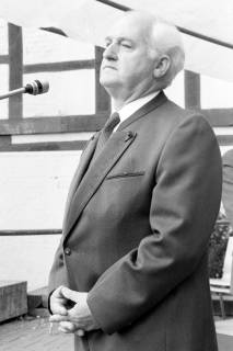ARH Slg. Weber 02-108/0005, Gehrdens Bürgermeister Helmut Oberheide an einem Mikrofon, zwischen 1980/1990