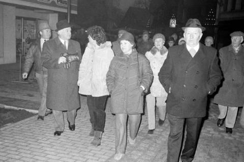 ARH Slg. Weber 02-108/0011, Bürgermeister Helmut Oberheide (zweiter von links) mit weiteren Personen zur Adventszeit im Steinweg, Gehrden, zwischen 1980/1990
