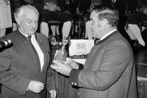 ARH Slg. Weber 02-108/0014, Gehrdens Bürgermeister Helmut Oberheide erhält von einem weiteren Mann einen Pokal, zwischen 1980/1990
