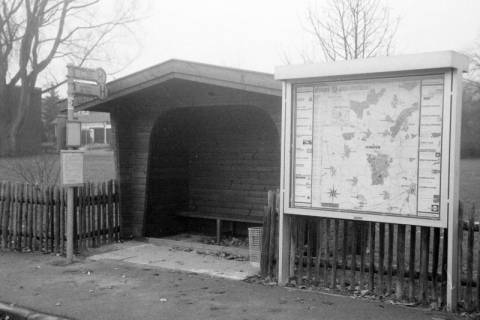 ARH Slg. Weber 02-108/0016, Eine Bushaltestelle und eine Infotafel mit dem Stadtplan an der Parkstraße / Ottomar-von-Reden-Park, Gehrden, zwischen 1980/1990