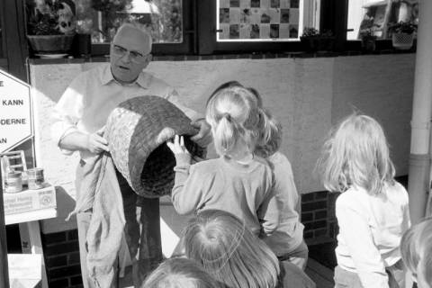 ARH Slg. Weber 02-109/0006, Imker Otte präsentiert Kindern einen Bienenkorb, Gehrden, zwischen 1980/1990
