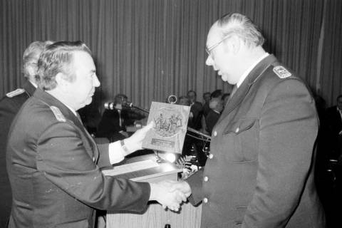 ARH Slg. Weber 02-110/0003, Ortsbrandmeister Willi Siebert überreicht eine Ehrentafel an Werner Gorny bei der Jahreshauptversammlung der Ortsfeuerwehr Gehrden, zwischen 1980/1990