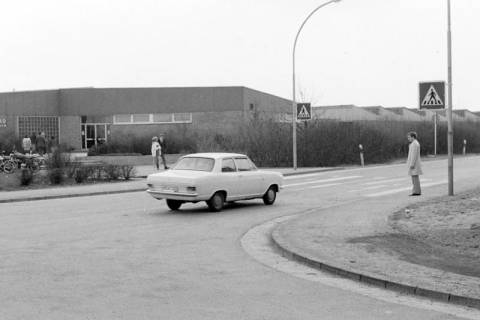 ARH Slg. Weber 02-110/0010, Straßenkurve und Fußgängerüberweg vor dem Hallenfreibad der Stadt Gehrden, zwischen 1980/1990
