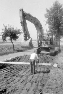 ARH Slg. Weber 02-110/0014, Straßenbauarbeiten mit einem Bagger, zwischen 1980/1990