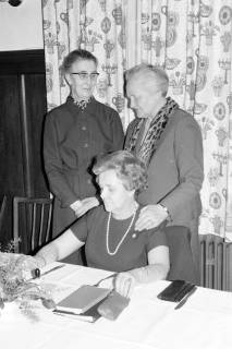 ARH Slg. Weber 02-111/0008, Sitzend Vorsitzende Irmgard Falke, hinten Frau Franke und N.N. vom DRK Gehrden, zwischen 1980/1990