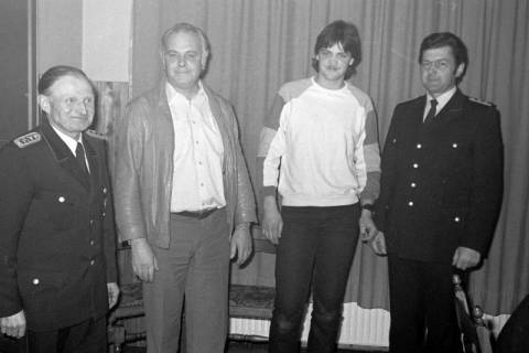 ARH Slg. Weber 02-111/0019, V.l. Friedrich Rascher, Heino Geisthardt, N.N und Ortsbrandmeister Klaus Blank von der Feuerwehr Ditterke, zwischen 1980/1990