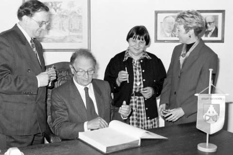 ARH Slg. Weber 02-112/0004, Erster Vorsitzender des Heimatbunds Niedersachsen Peter Hübotter schreibt in das Goldene Buch der Stadt Gehrden mit v.l. Bürgermeister Heinrich Berkefeld, ersten Vorsitzenden der Heimatbund-Ortsgruppe Helga Görsmann u. ersten Stadträtin Christiane Kemnitz, zwischen 1990/2000