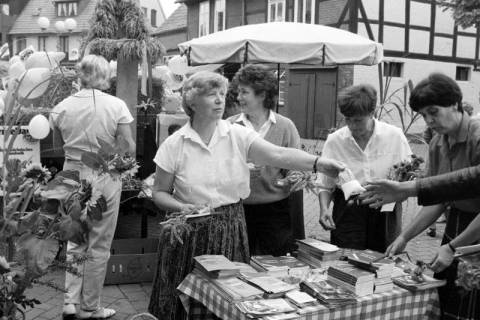 ARH Slg. Weber 02-113/0002, Frauen an einem Infostand auf einem Erntedankfest in der Fußgängerzone, Gehrden, zwischen 1980/1990