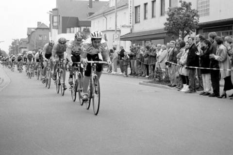 ARH Slg. Weber 02-113/0003, Rennradfahrer beim Radrennen "Rund um den Bürgerpreis Gehrden" in der Gartenstraße, Gehrden , zwischen 1980/1990